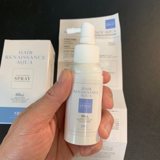 湘南AGAクリニックの塗るフィナステリドを手に持って紹介している画像