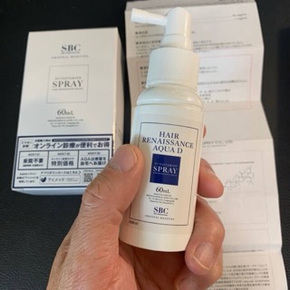 湘南AGAクリニックの塗るデュタステリドを手に持って紹介している画像